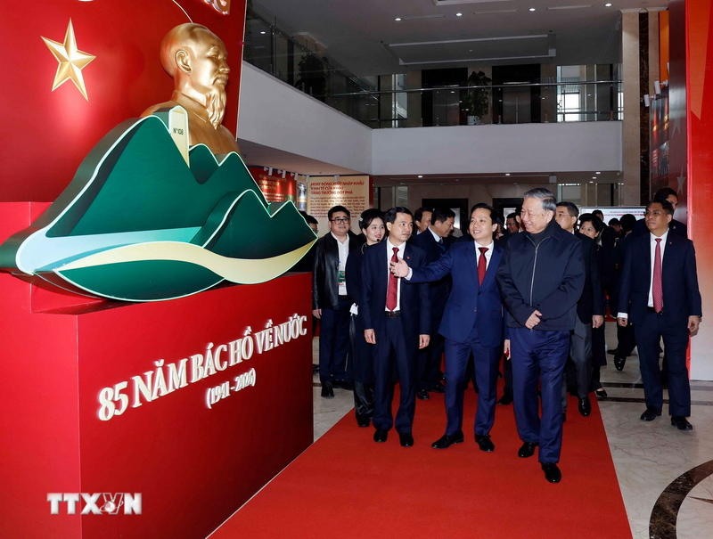 Tổng Bí thư Tô Lâm và các đại biểu tham quan không gian trưng bày ảnh về Ban Chấp hành Đảng bộ tỉnh Cao Bằng. Ảnh: Thống Nhất/TTXVN