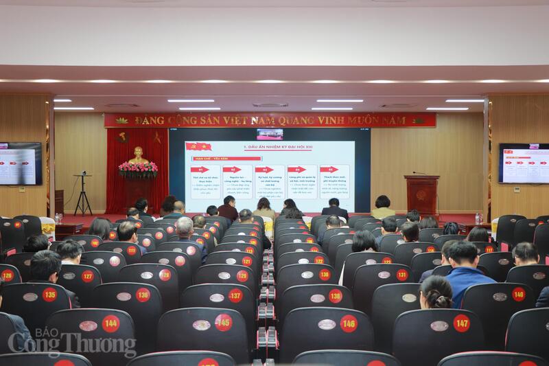 Tại điểm cầu Bộ Công Thương, Thường trực Đảng ủy Bộ chủ trì hội nghị. Ảnh: Thanh Tuấn