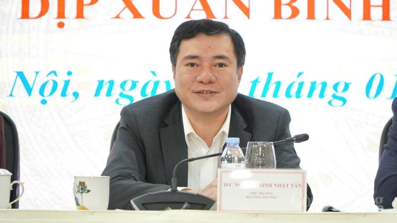 Thứ trưởng Bộ Công Thương Nguyễn Sinh Nhật Tân tại buổi họp báo. Ảnh: Minh Trang