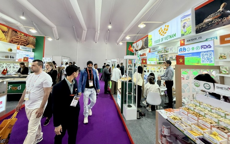 Nông sản Việt Nam thu hút đông khách quốc tế quan tâm tìm hiểu tại Khu gian hàng Việt Nam tại Hội chợ Gulfood Dubai 2026. Ảnh: Hải Yến