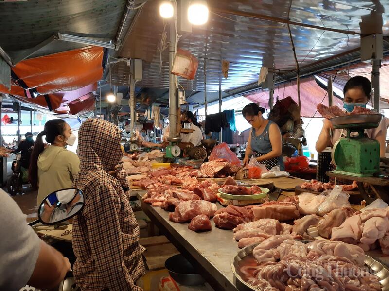 Người tiêu dùng mua thịt heo tại chợ dân sinh Hà Nội. Ảnh: N.H