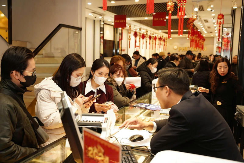 Người dân xếp hàng mua bạc. Ảnh: PQ