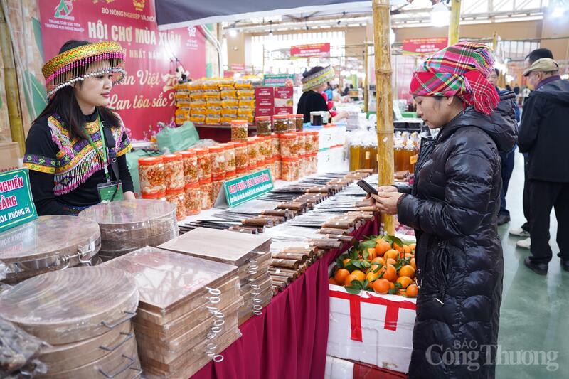 Các gian trưng bày đặc sản vùng miền thu hút đông người tiêu dùng