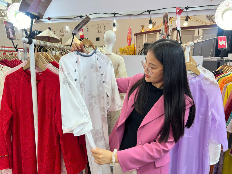 Chị Hà Thị Lan (Times City, Hà Nội) đi từ sớm đến hội chợ để mua sắm cho dịp tết Nguyên đán sắp tới. Ảnh: Thanh Thảo