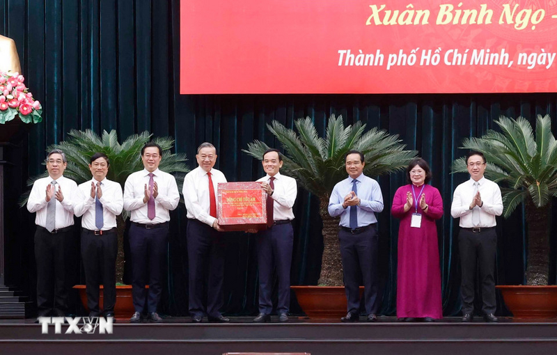 Tổng Bí thư Tô Lâm tặng quà cho Đảng bộ, chính quyền và nhân dân Thành phố Hồ Chí Minh. Ảnh: Thống Nhất/TTXVN