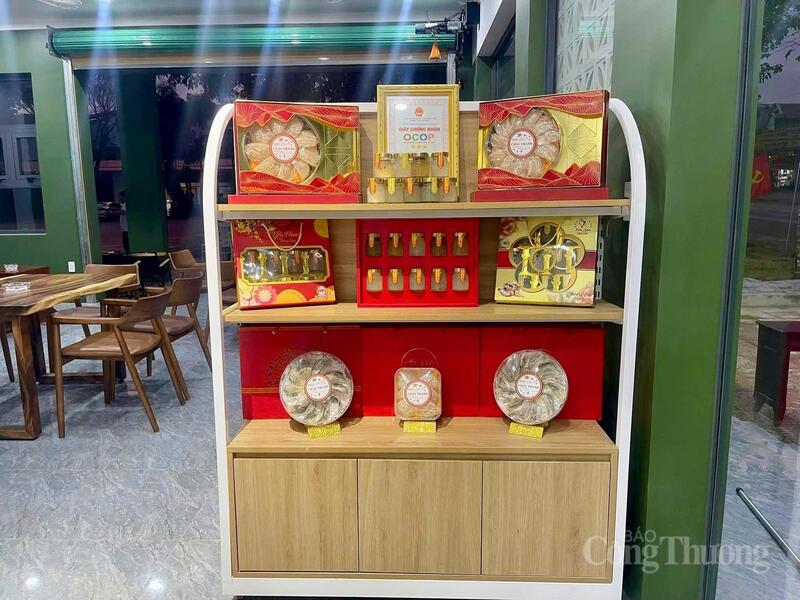 Các sản phẩm OCOP địa phương được trưng bày. Ảnh: Minh An