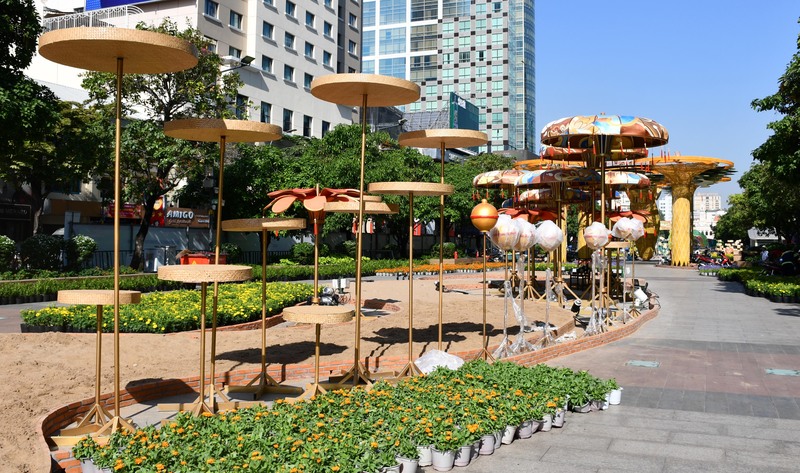 Không gian đường hoa xuân năm nay dần hiện rõ diện mạo, dù nhiều hạng mục vẫn đang trong quá trình hoàn thiện với nhiều lớp màu sắc, hình khối và chất liệu được bố trí dọc trục trung tâm, tạo không gian rực rỡ cho đường hoa Nguyễn Huệ xuân Bính Ngọ 2026. Ảnh: Thanh Minh