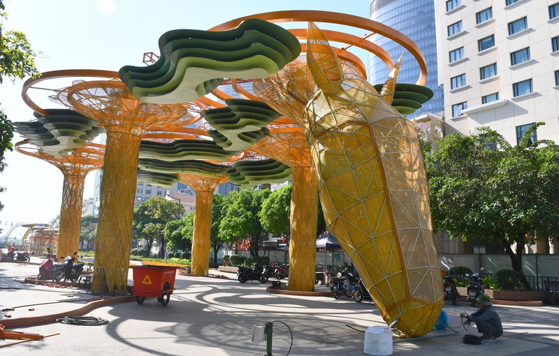 Biểu tượng “Nhất mã thong dong” - linh vật lớn nhất trong lịch sử đường hoa Nguyễn Huệ với chiều cao gần 7m đang được các công nhân gấp rút thi công hoàn thiện. Ảnh: Thanh Minh