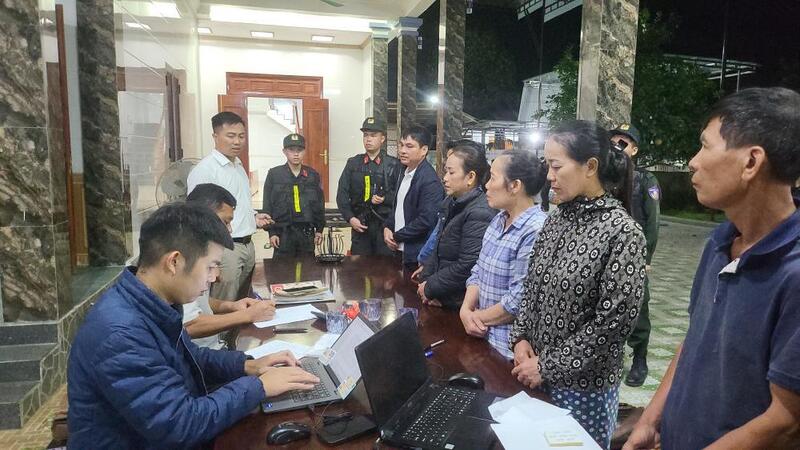 Lực lượng chức năng làm việc với chủ cơ sở Đoàn Thị Lam. Ảnh: Công an Hà Tĩnh