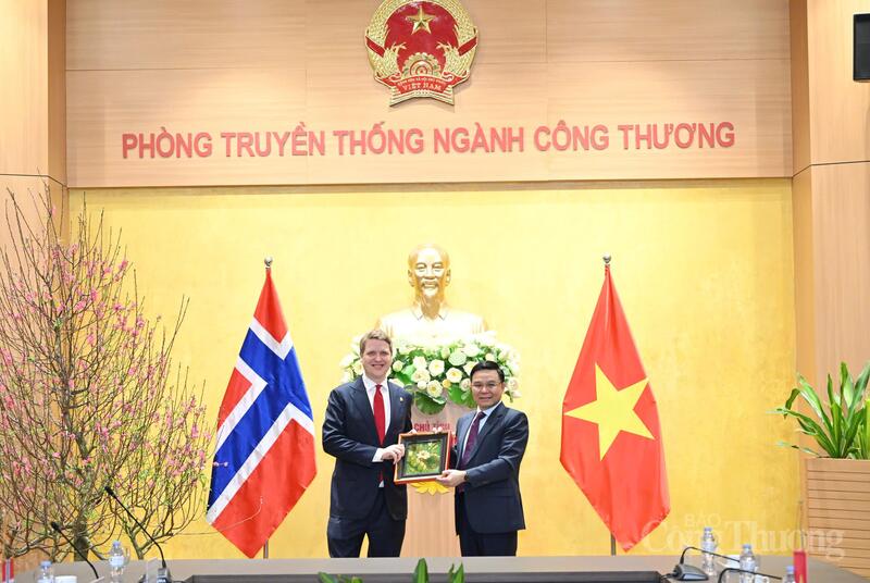 Quyền Bộ trưởng Lê Mạnh Hùng trao quà lưu niệm cho Bộ trưởng Åsmund Aukrust.