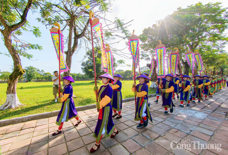 Trang phục các quan văn võ được phục dựng theo nghi thức cung đình xưa.