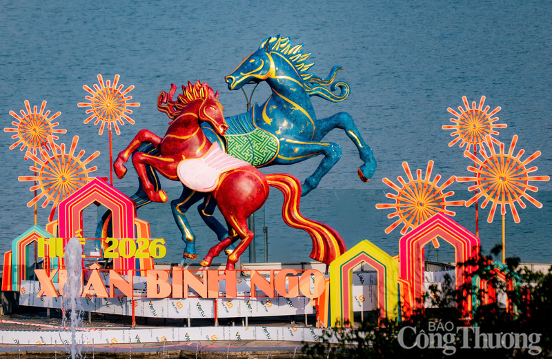 Hình tượng song mã được đặt trong thế đối xứng, gợi triết lý âm – dương hài hòa, nền tảng quan trọng trong mỹ học cung đình Huế