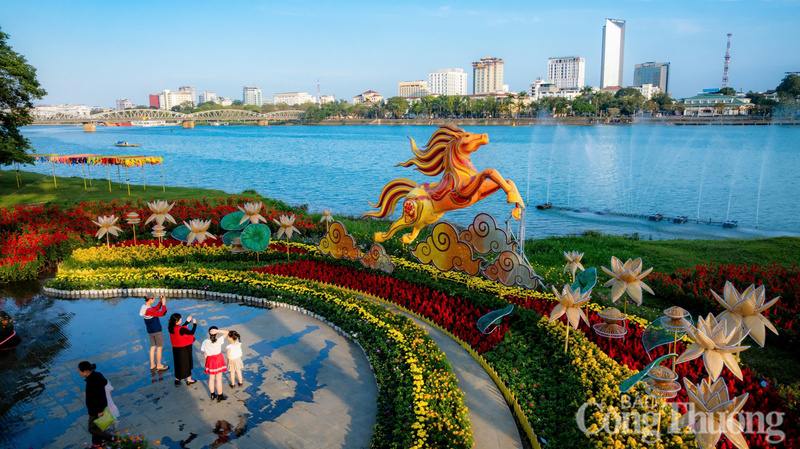 Hình ảnh chú ngựa vươn mình mạnh mẽ không chỉ thể hiện khát vọng bứt phá, phát triển mà còn gửi gắm niềm tin vào một năm mới an khang, thịnh vượng