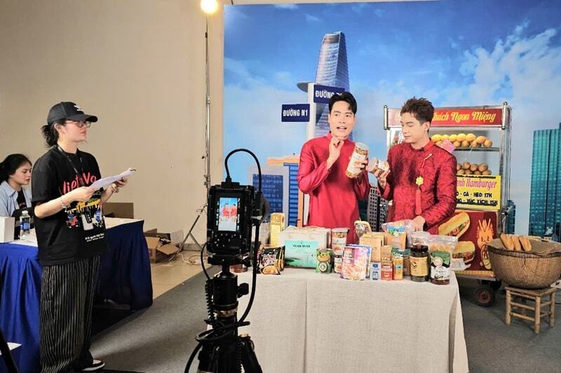 Việc định danh cả người livestream cũng được kỳ vọng sẽ giảm tình trạng quảng cáo sai sự thật. Ảnh minh hoạ