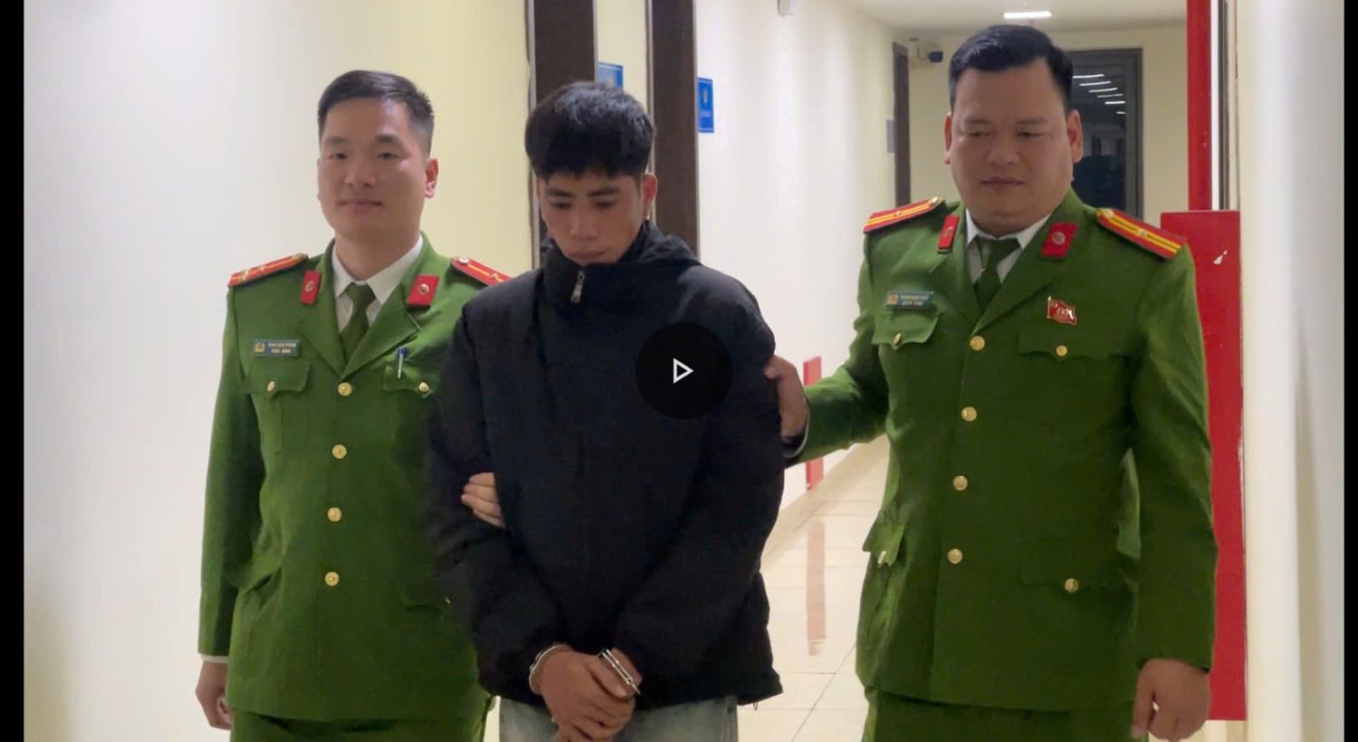 Bắt giữ đối tượng cướp giật tài sản. Ảnh: Công an Thanh Hóa