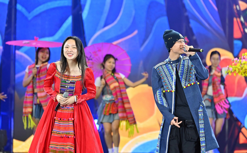 Ca sĩ Double2T cũng góp mặt trong buổi Lễ bế mạc tại Trung tâm Triển lãm Việt Nam. Ảnh: Nam Nguyễn