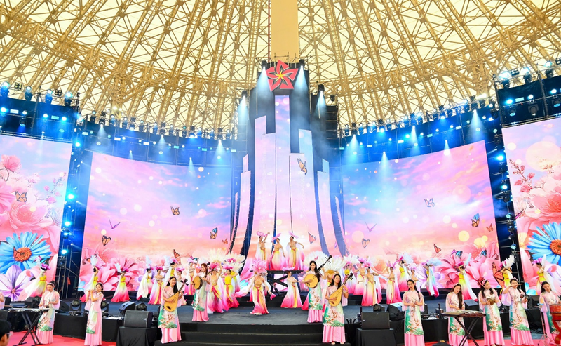 Hàng loạt “bữa tiệc âm nhạc nghệ thuật” mang đậm sắc xuân được xuất hiện trong buổi lễ bế mạc. Ảnh: Nam Nguyễn