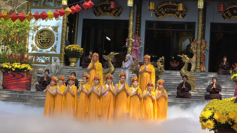 Tiết mục biểu diễn nghệ thuật tại lễ hội đền Huyền Trân. Ảnh: P.T. Hải