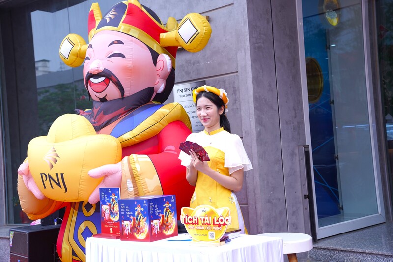 Để kích cầu, nhiều tiệm vàng tổ chức lì xì đầu năm, bốc thăm trúng thưởng, tặng quà cho khách giao dịch trong ngày. Không khí vì thế càng thêm sôi động, vừa mang màu sắc tín ngưỡng, vừa phản ánh nhịp sống kinh tế đầu xuân.