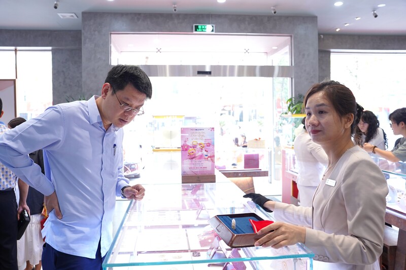 Các loại vàng được bán ra liên tục.