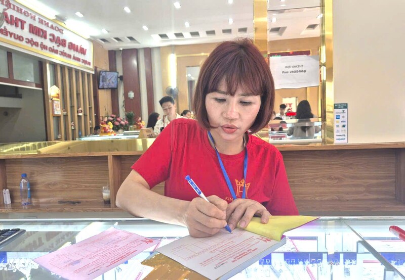 Các cửa hàng ghi đầy đủ phiếu bán hàng cho khách. Theo nhân viên của một cửa hàng, năm nay số lượng người mua tăng cao, nhưng cửa hàng không đủ vàng để bán nên mỗi người chỉ mua được 1-2 chỉ.