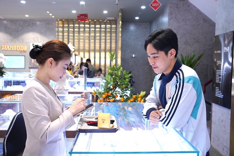 Rất đông các bạn trẻ đi mua vàng để lấy may, tích góp và làm quà tặng ngày vía Thần Tài