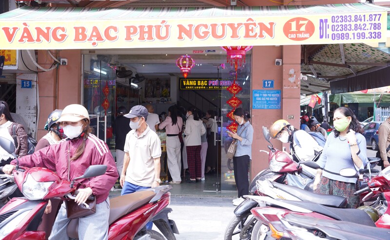 Không chỉ người dân ở trong tỉnh, nhiều khách hàng từ các địa phương lân cận của tỉnh Hà Tĩnh cũng sang tham khảo, giao dịch vàng trong ngày vía Thần Tài. Tại Cửa hàng vàng bạc Kim Thành Huy, nhẫn tròn 9999 có giá bán ra 17,8  triệu đồng, trang sức 99.9 có giá bán ra 17,770 triệu đồng.