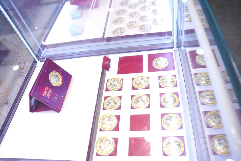 Năm nay, bên cạnh nhẫn tròn trơn, nhẫn kim tiền, tỳ hưu, ngựa vàng…, nhiều doanh nghiệp tung ra dòng “vàng mini” trọng lượng từ 0,05 – 0,1 chỉ. Nếu những năm trước phổ biến loại 1 chỉ hoặc nửa chỉ, thì nay giá vàng cao, gần 18 triệu đồng/chỉ khiến các đơn vị phải hạ trọng lượng để phù hợp túi tiền, nhất là khách hàng trẻ.