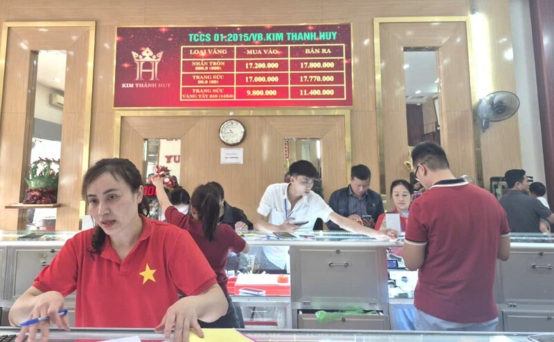 Giá vàng được niêm yết trong các cửa hàng.