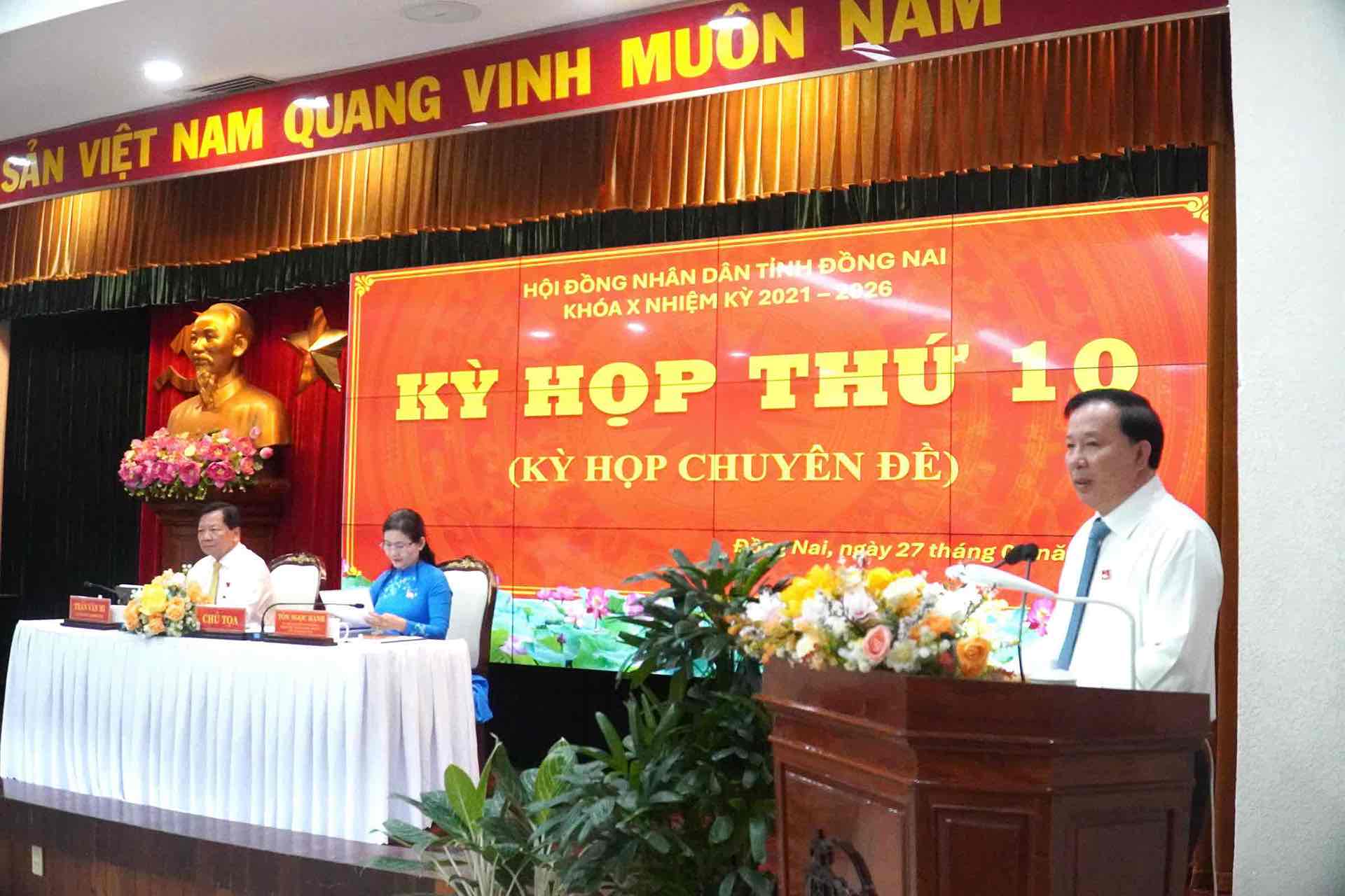 Chủ tịch UBND tỉnh Đồng Nai Nguyễn Văn Út phát biểu tại kỳ họp. Ảnh: HAC