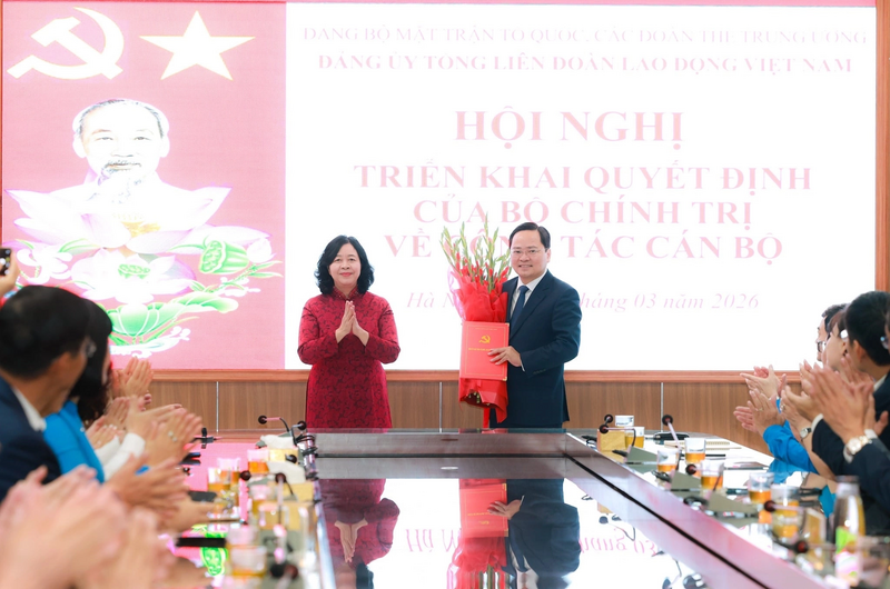 Bà Bùi Thị Minh Hoài, Ủy viên Bộ Chính trị, Bí thư Trung ương Đảng, Bí thư Đảng ủy Mặt trận Tổ quốc, các đoàn thể Trung ương, Chủ tịch Ủy ban Trung ương Mặt trận Tổ quốc Việt Nam trao quyết định và tặng hoa chúc mừng đồng chí Nguyễn Anh Tuấn, Bí thư Đảng ủy Tổng Liên đoàn Lao động Việt Nam nhiệm kỳ 2025 - 2030.