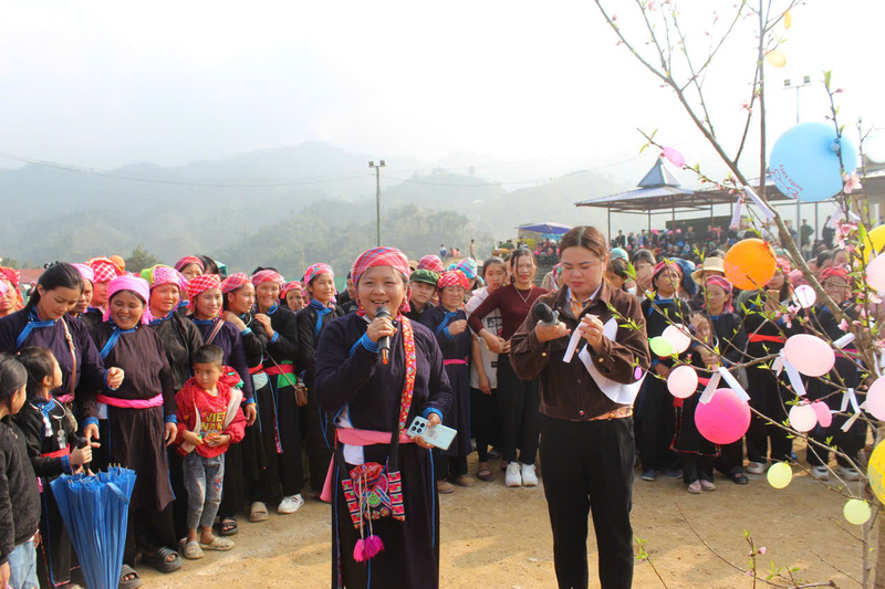 Thi hái hoa dân chủ. Ảnh: Lê Hiếu