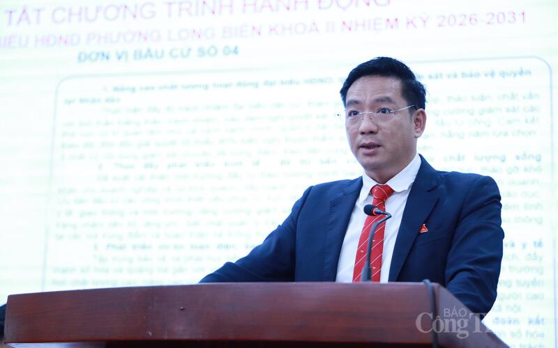 Đồng chí Hoàng Hải, ứng cử viên đại biểu HĐND phường Long Biên khóa II trình bày chương trình hành động tại hội nghị tiếp xúc cử tri.