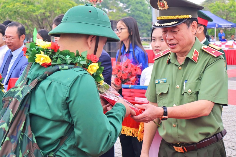 Các đại biểu tặng hoa và quà, động viên các tân binh lên đường nhập ngũ. Ảnh: Diễm Phúc