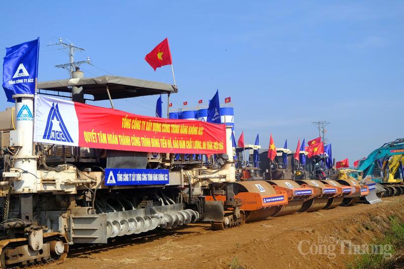 Các phương tiện của Tổng Công ty xây dựng hàng không ACC. Ảnh: Lê Sơn