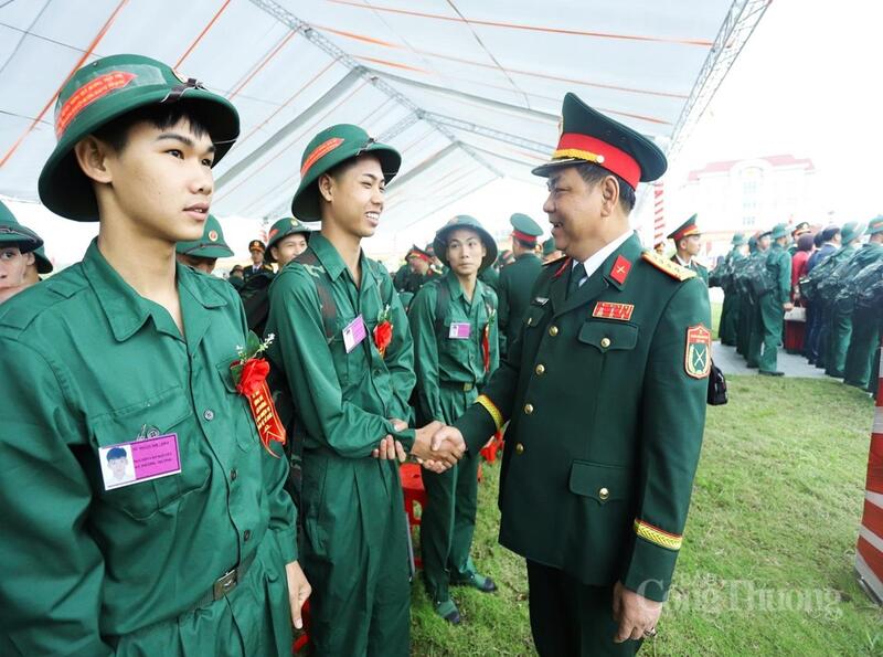 Gần 1.700 tân binh Hà Tĩnh lên đường tòng quân - 3