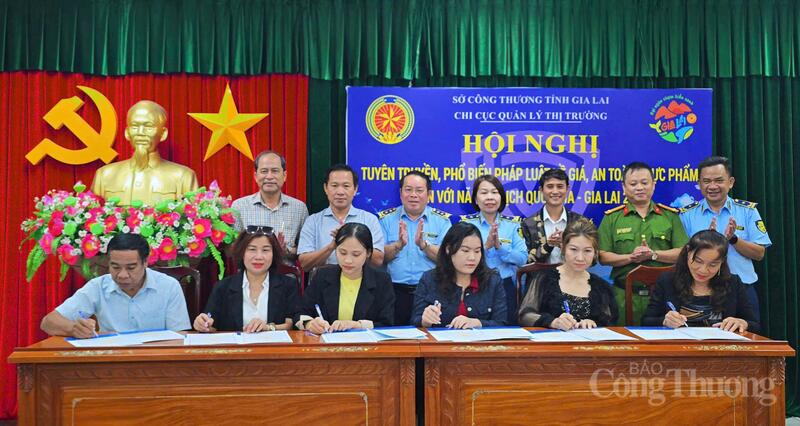 Các tổ chức, cá nhân hoạt động sản xuất, kinh doanh phục vụ du lịch trên địa bàn tỉnh ký bản cam kết chấp hành pháp luật về giá, an toàn thực phẩm.