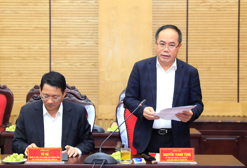 Trung tướng Nguyễn Thanh Tùng, Ủy viên Ban Thường vụ, Giám đốc Công an Thành phố, Phó Trưởng đoàn kiểm tra số 3 công bố Quyết định số 1221-QĐ/TU của Ban Thường vụ Thành ủy Hà Nội về việc thành lập các Đoàn kiểm tra.