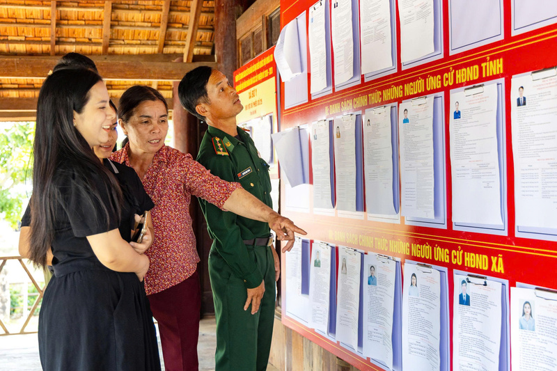 Chính quyền địa phương cùng các đoàn thể đang tập trung triển khai nhiều hoạt động tuyên truyền, vận động để người dân nắm rõ ý nghĩa, tầm quan trọng của ngày bầu cử. Ảnh: Nguyễn Dương