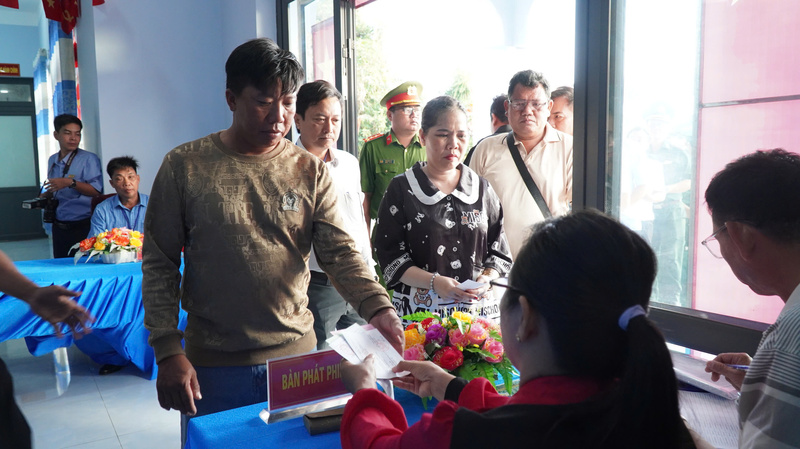 Cử tri nhận phiếu bầu. Ảnh: CTV.