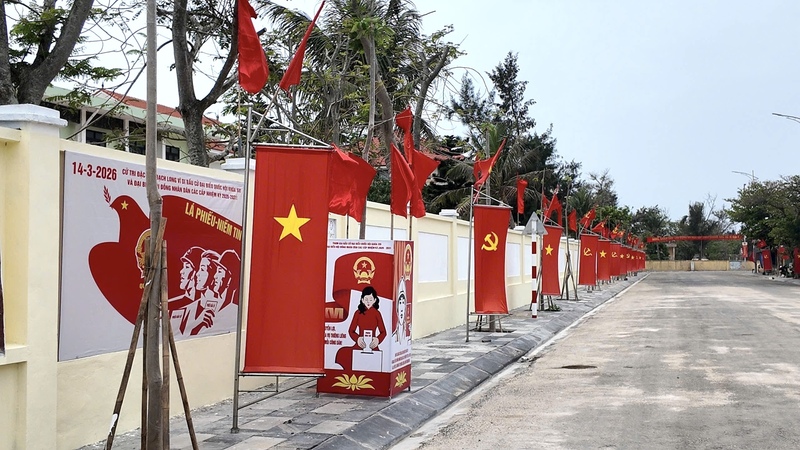 Cờ hoa rực rỡ trên đặc khu Bạch Long Vĩ. Ảnh: BLV