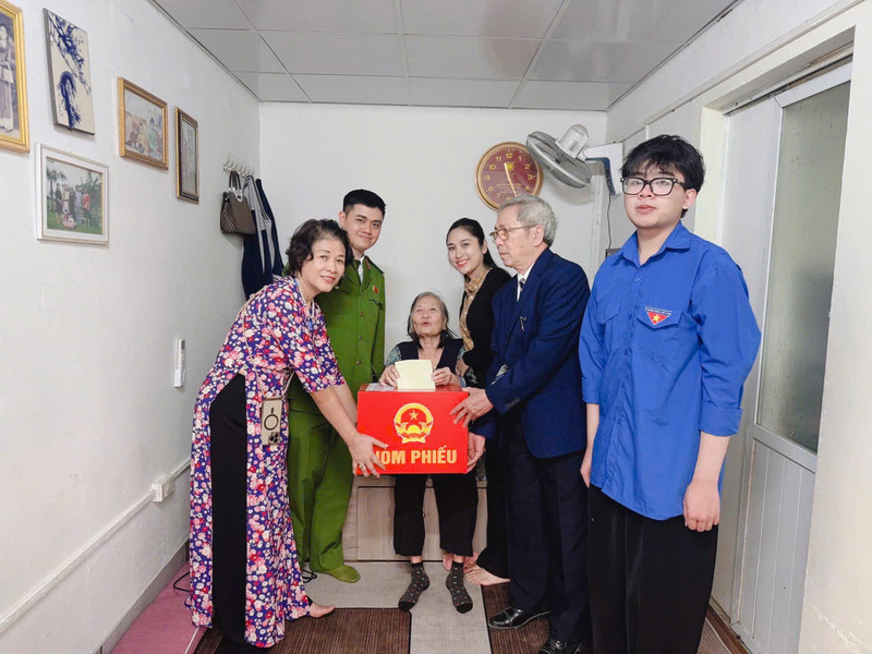 Lực lượng Công an Thủ đô phối hợp triển khai Tổ hòm phiếu lưu động thực hiện giúp đỡ cử tri là người yếu thế, bệnh nặng tại các khu vực bầu cử. Ảnh: Đoàn Nhuần