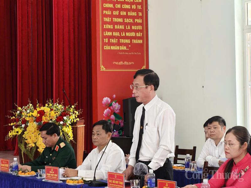 Ông Đỗ Duy Toại, Chủ tịch UBND xã Ea Bung báo cáo Phó Thủ tướng Hồ Quốc Dũng về tình hình kinh tế - xã hội của xã