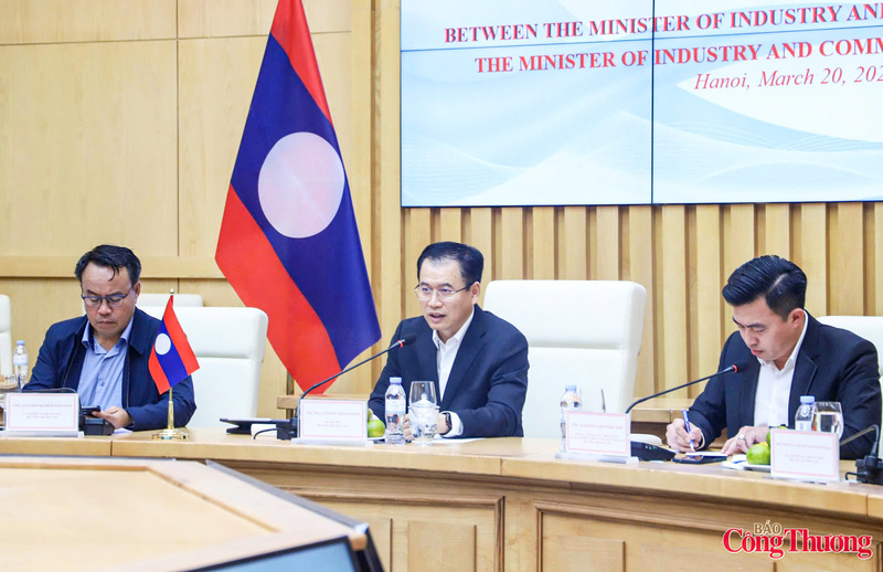 Bộ trưởng Bộ Công Thương Lào Malaithong Kommasith trao đổi về các giải pháp trước mắt và lâu dài nhằm bảo đảm an ninh năng lượng.