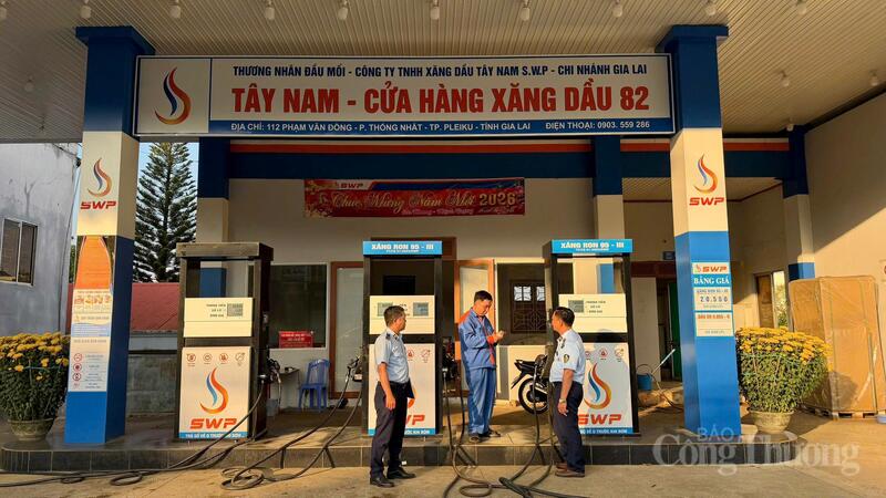 Lực lượng quản lý thị trường tiến hành kiểm tra cửa hàng xăng dầu trên địa bàn phường Thống Nhất, tỉnh Gia Lai. Ảnh: Hiền Mai