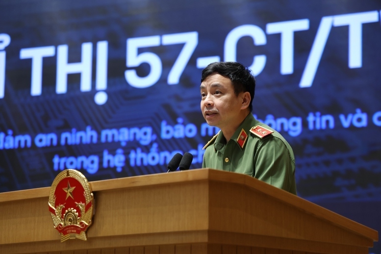 Trung tướng Lê Xuân Minh - Cục trưởng Cục An ninh mạng và phòng, chống tội phạm sử dụng công nghệ cao (A05), Bộ Công an trao đổi về công tác bảo đảm an ninh mạng. Ảnh: VGP/Gia Huy