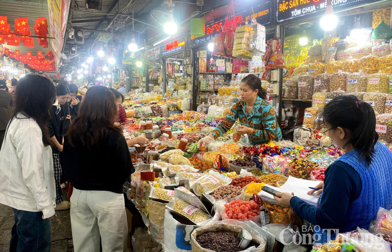 Hoạt động mua bán hàng hoá tại chợ Đông Ba, ngôi chợ truyền thống nổi tiếng tại thành phố Huế.