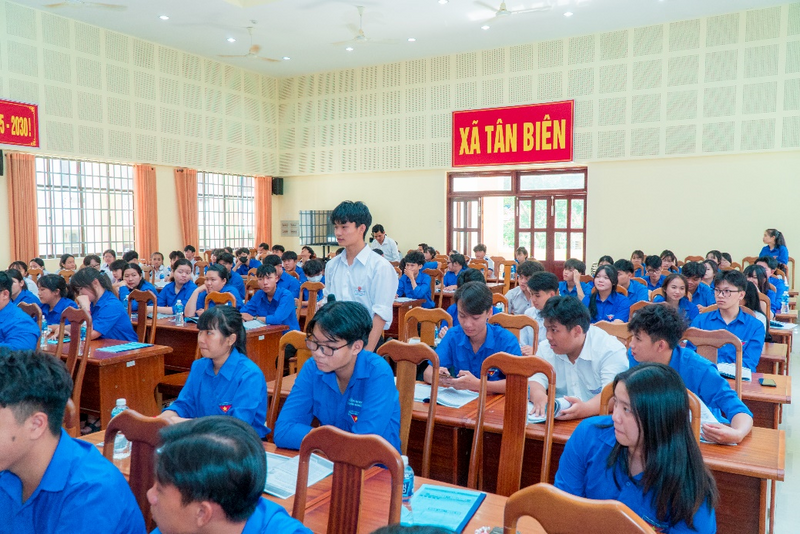 Học sinh, đoàn viên tham gia lớp tập huấn sử dụng điện an toàn - tiết kiệm tại xã Tân Biên, không khí lớp học diễn ra nghiêm túc, sôi nổi với sự tham gia đông đảo của các em học sinh trên địa bàn.
