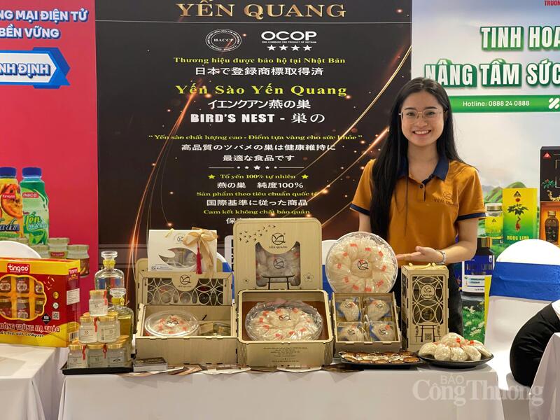 Tại khu vực trưng bày, hàng loạt sản phẩm OCOP, đặc sản vùng miền, sản phẩm công nghiệp nông thôn tiêu biểu của tỉnh Gia Lai được giới thiệu.