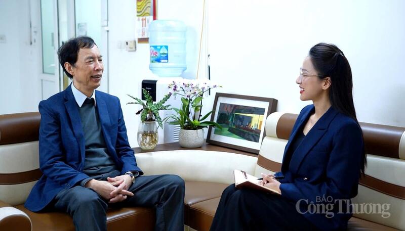TS. Võ Trí Thành - Viện trưởng Viện Chiến lược Thương hiệu và Cạnh tranh, Thành viên Tổ tư vấn chính sách của Thủ tướng Chính phủ trao đổi với phóng viên Báo Công Thương - Ảnh: Thái Mạnh